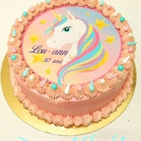 Gâteau décoré licorne pastel.
