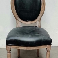 Chaise médaillon cuir noir